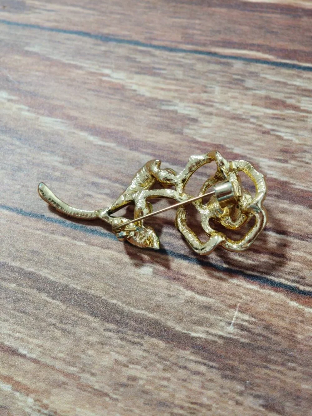 Gold-Tone Pearl & Crystal Flower Brooch – Elegant Floral Pin in Gold and Green